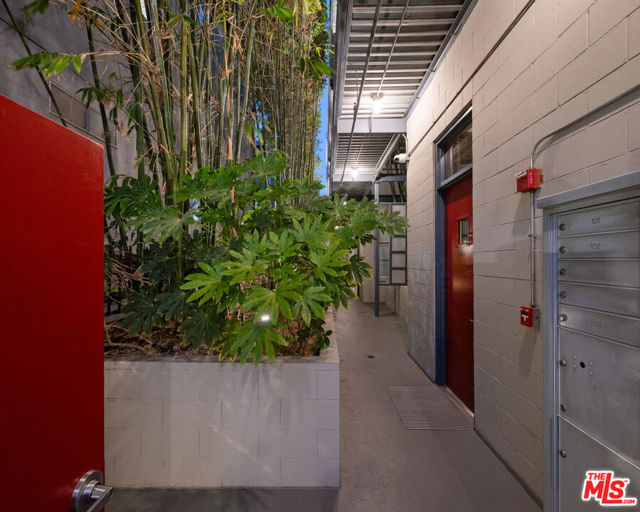 710 N Orlando Avenue, West Hollywood CA: https://media.crmls.org/mediaz/82b968da-6f67-45f7-92e0-c5ee725a033d.jpg