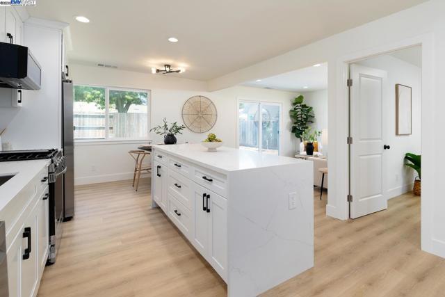 40186 Barbara St, Fremont CA: https://media.crmls.org/mediaz/82ba73e7-75c7-4197-86de-b0184519884d.jpg