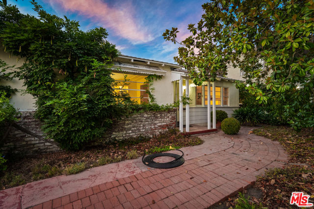 10941 Peach Grove Street, Toluca Lake CA: https://media.crmls.org/mediaz/82bab88b-2e3c-4b8d-9dec-109c580fc3d8.jpg