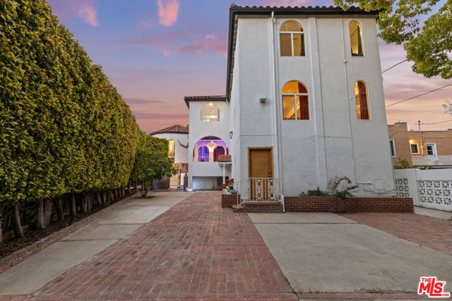2240 Hillhurst Avenue, Los Angeles CA: https://media.crmls.org/mediaz/82bae28c-e388-4bde-9db6-439936b1e3d4.jpg