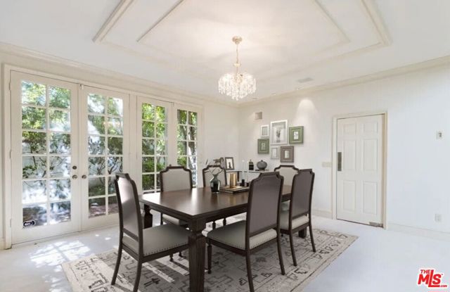 12386 Ridge Circle, Los Angeles CA: https://media.crmls.org/mediaz/82bb22fe-3055-4032-80f3-ccc3208367b4.jpg