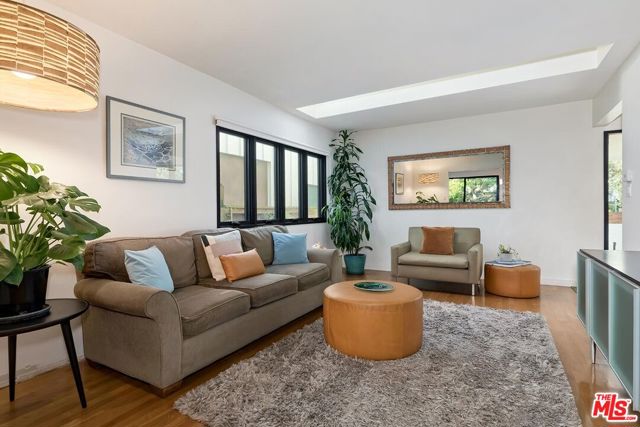 832 Superba Avenue, Venice CA: https://media.crmls.org/mediaz/82bcd009-2f6c-4ee2-b204-917498688c4a.jpg