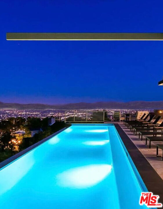 11729 Laurelwood Drive, Studio City CA: https://media.crmls.org/mediaz/82bd02ab-253d-4289-9039-52f752e598f8.jpg