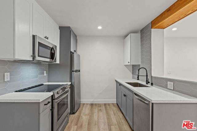 6350 Willoughby Avenue, Los Angeles CA: https://media.crmls.org/mediaz/82bf1a3c-f734-41ac-a078-b65c708edb5d.jpg