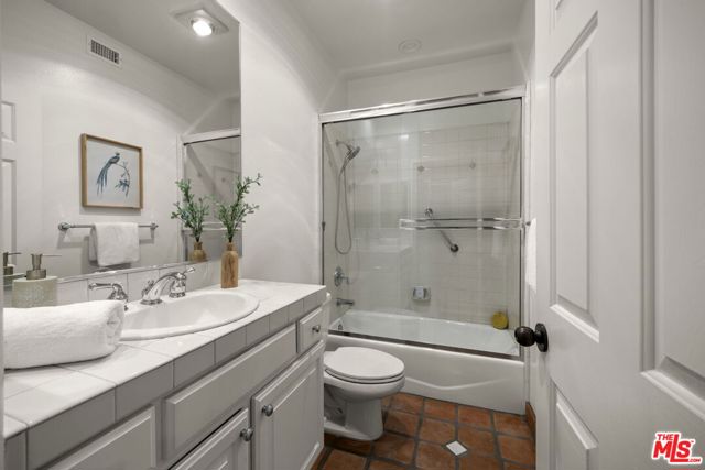 640 N Sweetzer Avenue, Los Angeles CA: https://media.crmls.org/mediaz/82bfb61b-da97-414e-8a66-49b7188ab9ff.jpg