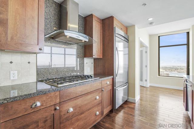 700 W E St, San Diego CA: https://media.crmls.org/mediaz/82c0746c-810a-4459-858c-b70d6f48e061.jpg