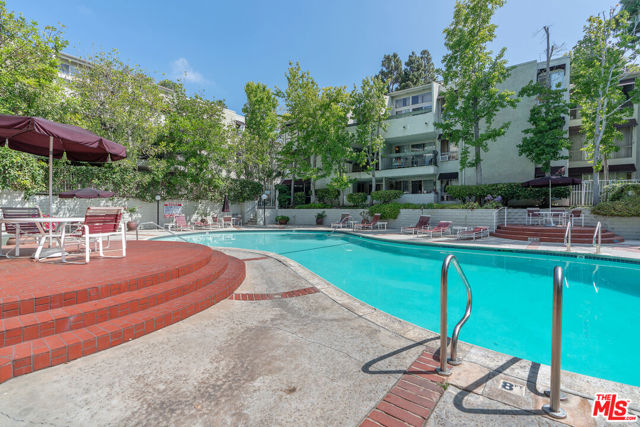 4900 Overland Avenue, Culver City CA: https://media.crmls.org/mediaz/82c0c52d-e85e-4919-920f-a7ff2d2c64aa.jpg