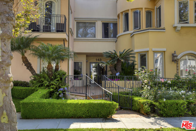 143 N Arnaz Drive, Beverly Hills CA: https://media.crmls.org/mediaz/82c1bfc4-be2c-4921-a423-54b57cb999ab.jpg