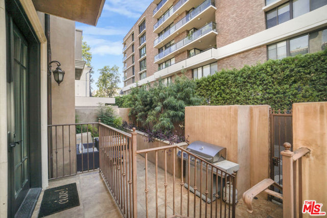 208 S Lasky Drive, Beverly Hills CA: https://media.crmls.org/mediaz/82c1d860-5cea-4fb4-8c1f-0058a77d6916.jpg