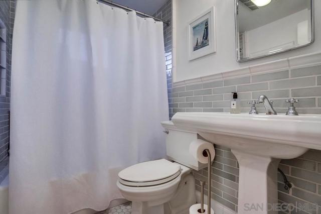 75 Corinthian Walk, Long Beach CA: https://media.crmls.org/mediaz/82c2106e-43c4-409e-a3a9-6182d7828908.jpg