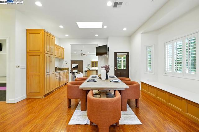 874 Overhill Dr, Hayward CA: https://media.crmls.org/mediaz/82c24a64-6004-4093-bafc-85b8e7f2f788.jpg