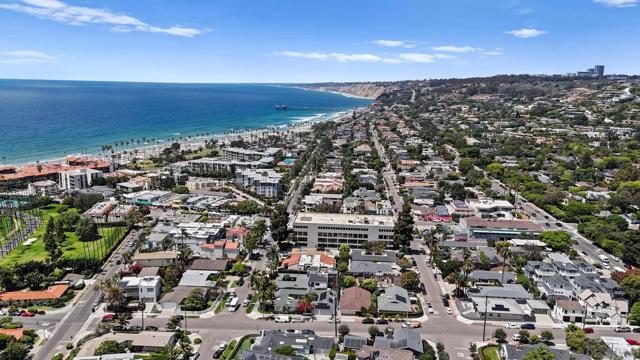 8121 Camino Del Sol, La Jolla CA: https://media.crmls.org/mediaz/82c30137-4e4c-476a-aa3b-c51e25f07eae.jpg