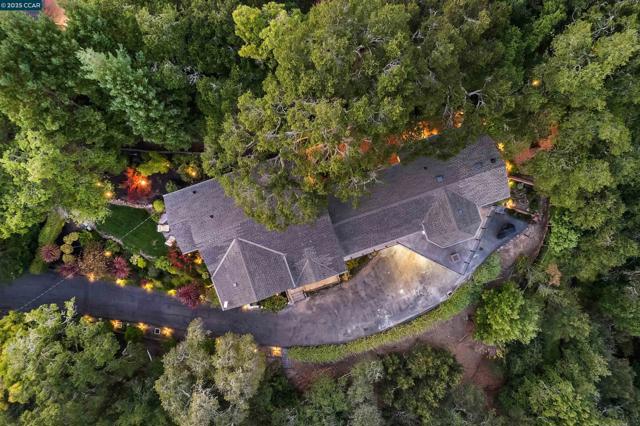 24 La Campana Rd, Orinda CA: https://media.crmls.org/mediaz/82c32de5-a1eb-41c5-84de-878dbe5a0100.jpg