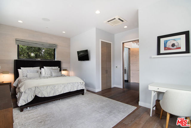 338 S Highland Avenue, Los Angeles CA: https://media.crmls.org/mediaz/82c5175c-59aa-47b4-84a4-5cab0b3eba73.jpg