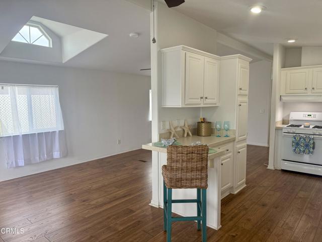 7 Wisteria Way, Ventura CA: https://media.crmls.org/mediaz/82c58971-8597-4a4c-a93c-70621a054253.jpg