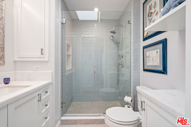 1533 18th Street, Santa Monica CA: https://media.crmls.org/mediaz/82c5e63f-3148-40a7-8743-777061c06d0b.jpg