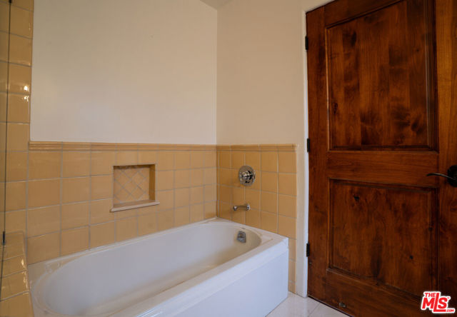 1331 N Sycamore Avenue, Los Angeles CA: https://media.crmls.org/mediaz/82c6180f-28f1-4854-b34f-13c969e0f409.jpg