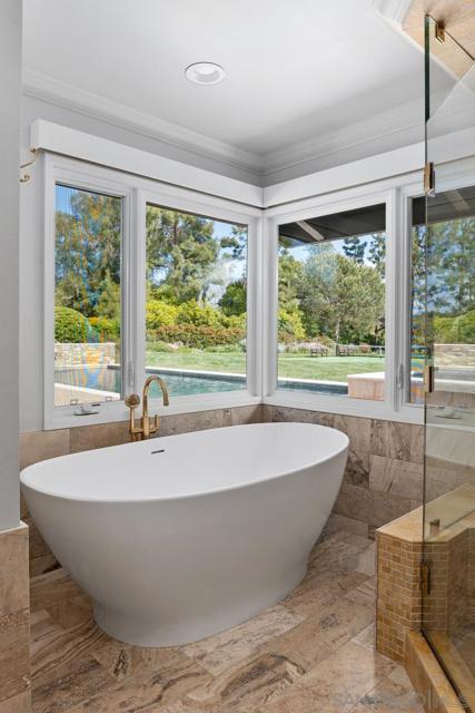 6351 Lago Lindo, Rancho Santa Fe CA: https://media.crmls.org/mediaz/82c69560-af29-439b-b32f-2abd914a9204.jpg