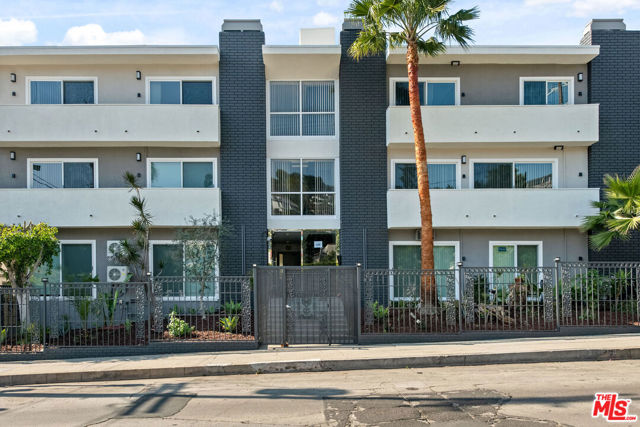 2447 N Beachwood Drive, Los Angeles CA: https://media.crmls.org/mediaz/82c6f14f-d593-4cab-a5ea-6137bb52a374.jpg
