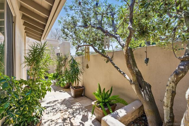 2885 Caminito Merion, La Jolla CA: https://media.crmls.org/mediaz/82c86275-ba3f-4783-b177-dc551bb8f6c4.jpg
