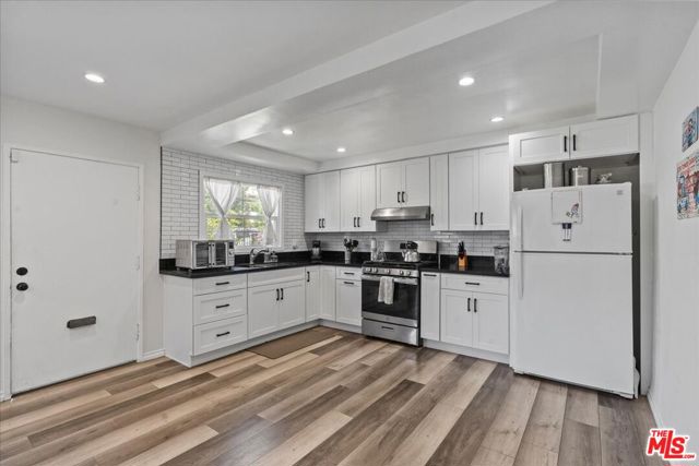 11710 Hartsook Street, Valley Village CA: https://media.crmls.org/mediaz/82c89537-2e5f-4c03-af29-e5a7811f97fd.jpg
