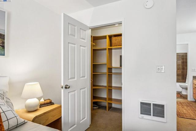 950 Shorepoint Ct, Alameda CA: https://media.crmls.org/mediaz/82c9ca4f-498a-4327-a729-d255ac5355e6.jpg