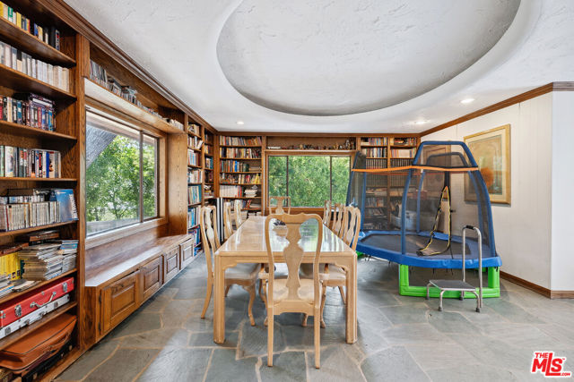 16145 High Valley Place, Encino CA: https://media.crmls.org/mediaz/82ca1dc8-4e08-4679-94ce-ab2593d1f901.jpg