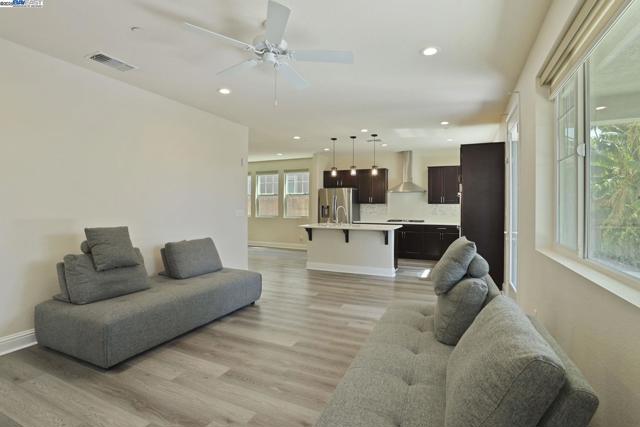 1503 S Oliveira Dr, Mountain House CA: https://media.crmls.org/mediaz/82ca247d-c64b-4085-8196-993899475125.jpg