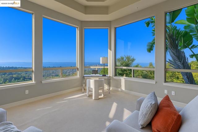 6413 Gwin Ct, Oakland CA: https://media.crmls.org/mediaz/82cbea65-8384-42ad-92a6-cd6134cebe78.jpg