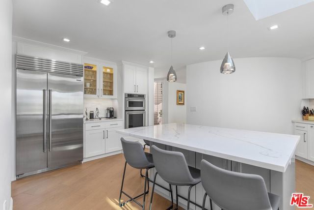 16894 Encino Hills Drive, Encino CA: https://media.crmls.org/mediaz/82cc8e51-5662-4ea9-82ba-0c6fcb7b8d20.jpg
