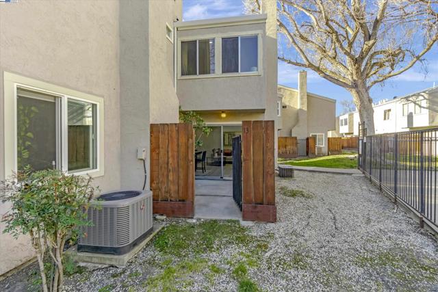 1896 San Vincente Dr, Concord CA: https://media.crmls.org/mediaz/82ccb140-9ac5-4b56-92ab-7f7285dd3dcc.jpg