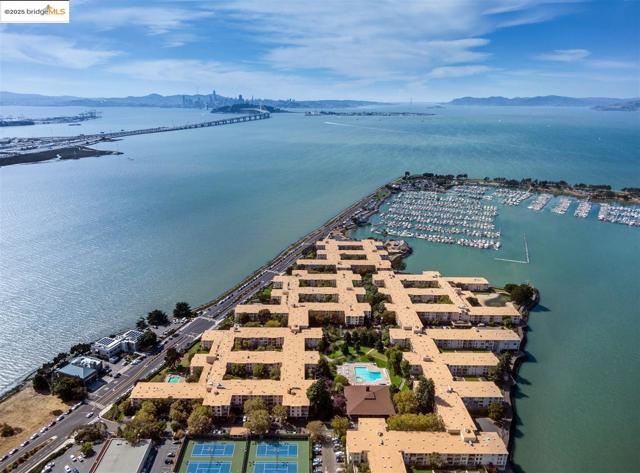 2 Commodore DR, Emeryville CA: https://media.crmls.org/mediaz/82ccd1f6-2bb2-49e7-a4d0-d4ca2bcb09eb.jpg