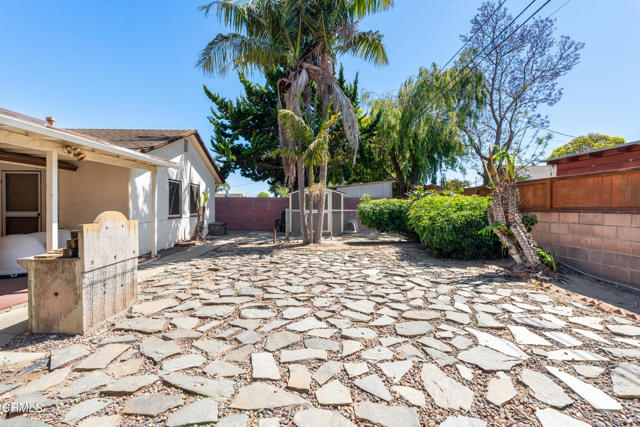 431 Eva Street, Ventura CA: https://media.crmls.org/mediaz/82d0b287-b0c4-417e-846e-2f0ba5d70f38.jpg