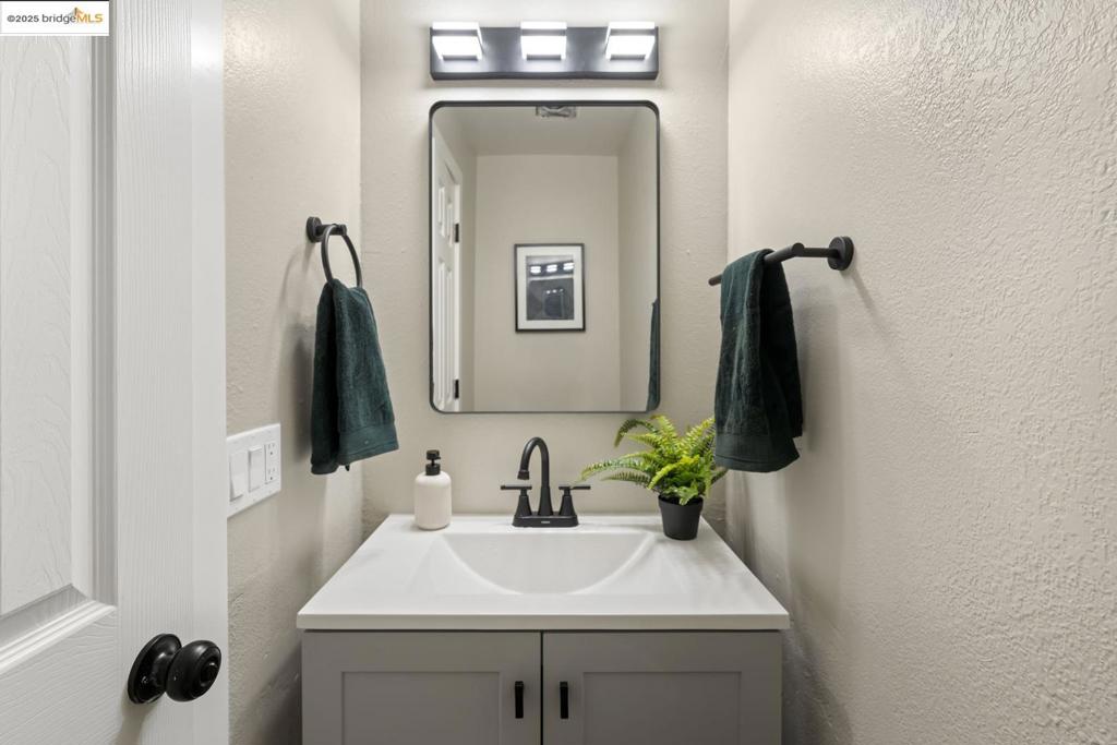 https://media.crmls.org/mediaz/82d1beab-cbd4-4da0-beff-3ed90166ec73.jpg?preset=X-Large