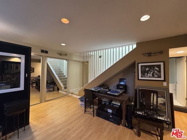 1348 Londonderry Place, Los Angeles CA: https://media.crmls.org/mediaz/82d1f23e-c670-4f78-a20e-a018c3b6722f.jpg