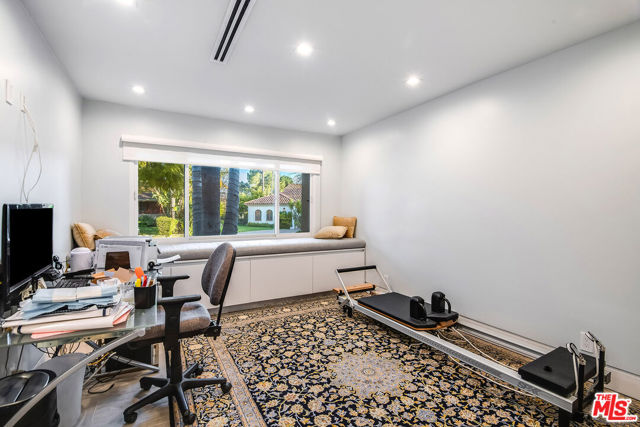 16601 Park Lane Circle, Los Angeles CA: https://media.crmls.org/mediaz/82d237f0-068e-4063-9207-ac84df55e902.jpg