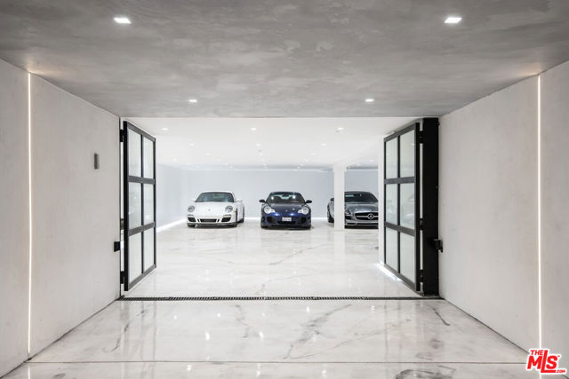 1729 Angelo Drive, Beverly Hills CA: https://media.crmls.org/mediaz/82d36f8d-3b19-46de-8230-4ee453e82d2b.jpg
