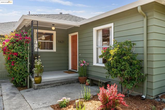 1621 Everett St, El Cerrito CA: https://media.crmls.org/mediaz/82d42a22-46bf-4a49-a1a8-96c1848983df.jpg