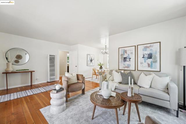 10601 Sheldon St, Oakland CA: https://media.crmls.org/mediaz/82d4fdb2-3ef1-4864-b1e5-767797e24cc6.jpg