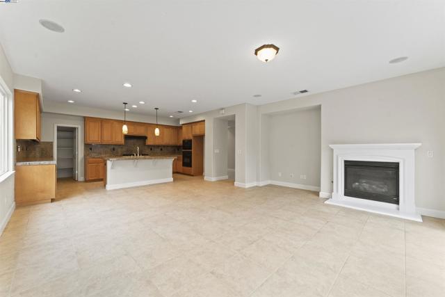 204 Daylily Ln, Patterson CA: https://media.crmls.org/mediaz/82d53890-a65b-4a80-8efc-998d903039fa.jpg