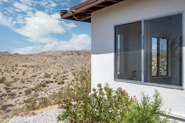 57349 Mesa Drive, Yucca Valley CA: https://media.crmls.org/mediaz/82d5acdc-1175-44ad-a09a-34f66fc684a5.jpg