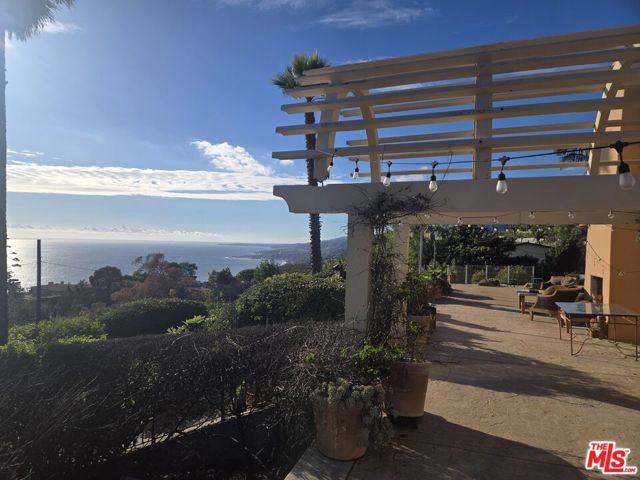 20776 Big Rock Drive, Malibu CA: https://media.crmls.org/mediaz/82d5dd9d-597f-4949-9f9c-a488e7cf5877.jpg