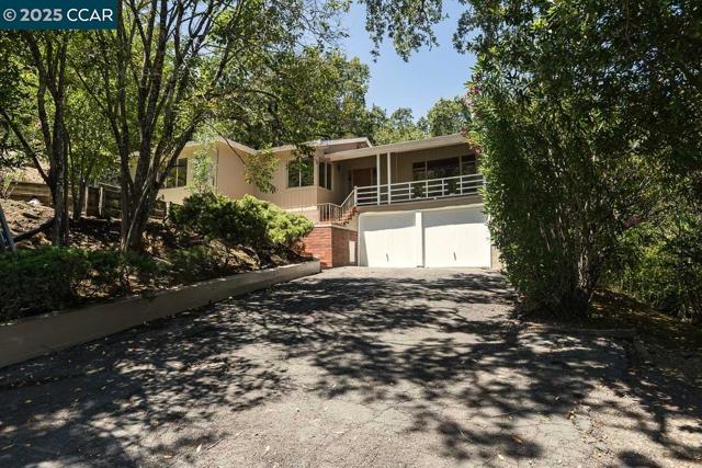 877 Mountain View Dr, Lafayette CA: https://media.crmls.org/mediaz/82d5eeca-d73b-4db5-85db-2c1f21e41000.jpg