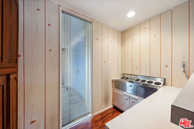 15901 High Knoll Road, Encino CA: https://media.crmls.org/mediaz/82d6b41b-159b-4d75-a926-9e76853dca2e.jpg