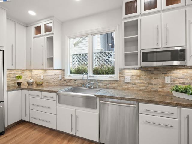 Image 11 of 44 For 2370 Francisco St