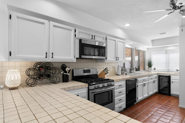 44020 Superior Court, Indian Wells CA: https://media.crmls.org/mediaz/82d727d8-7b6c-4fb3-abb2-325c0cd1f874.jpg