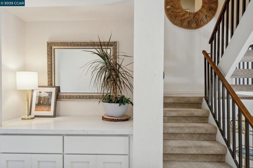 https://media.crmls.org/mediaz/82d7d099-02d5-4758-a024-1ddeb57a6385.jpg?preset=X-Large