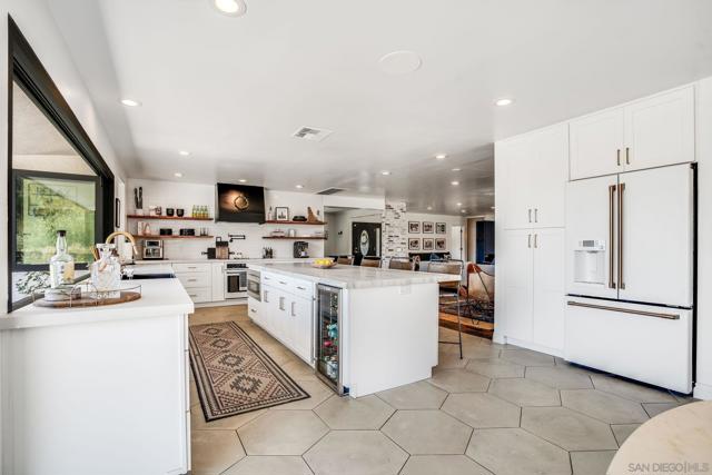 1271 Via Sendero, Escondido CA: https://media.crmls.org/mediaz/82d7e24d-2e59-4958-8129-c8157b6ad8fc.jpg