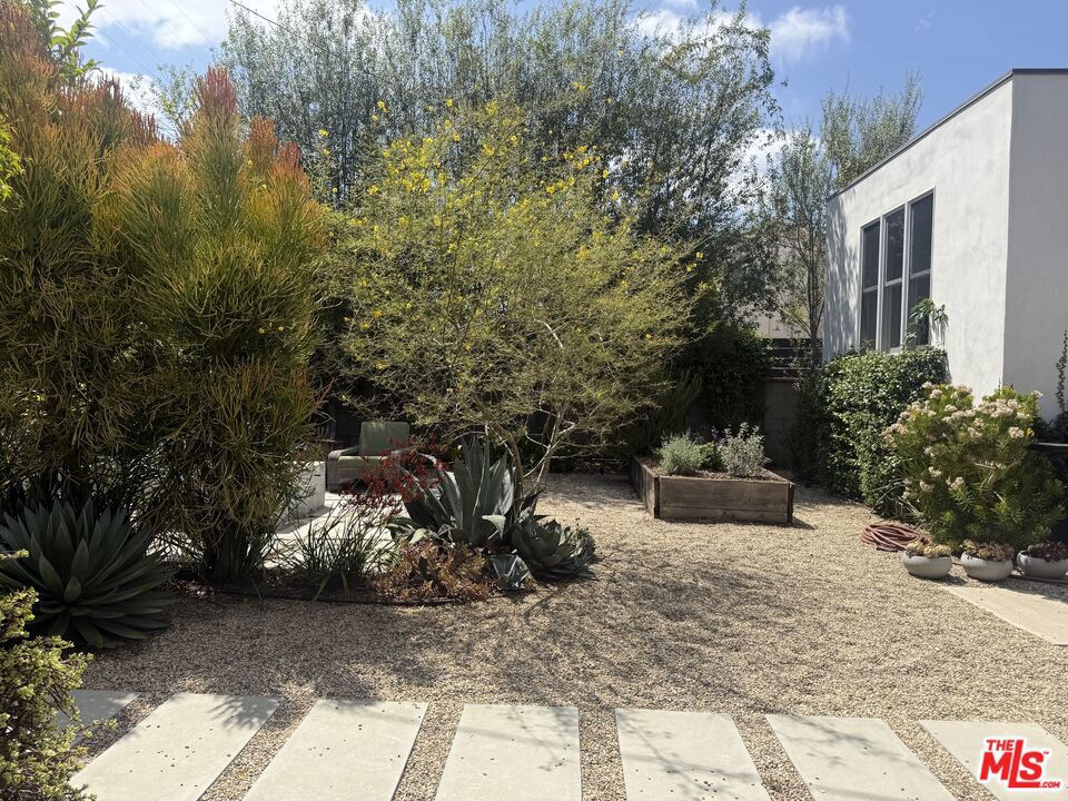 https://media.crmls.org/mediaz/82d7f766-8c0d-465b-8a6a-99a752508ee7.jpg?preset=X-Large