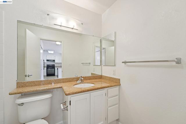 39206 Guardino Dr, Fremont CA: https://media.crmls.org/mediaz/82d81f67-d522-4fd0-ad03-bb56559b3113.jpg